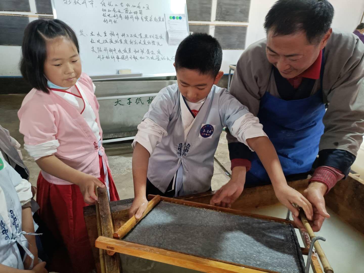 學習、體驗抄撈紙張